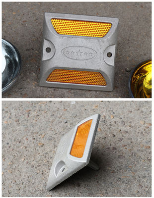 100x100x25mm Aluminio Marcador de pavimento de la carretera Ojos de gato Rodas de rodillo Hecho para advertencia de la carretera
