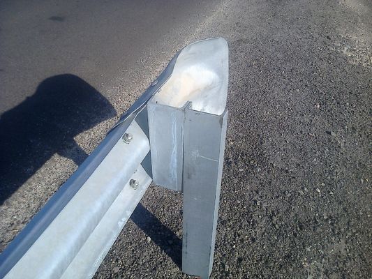 W Barrera de protección de vigas AASHTO M-180 estándar y 550-600 g/m2 recubrimiento de zinc para la seguridad vial