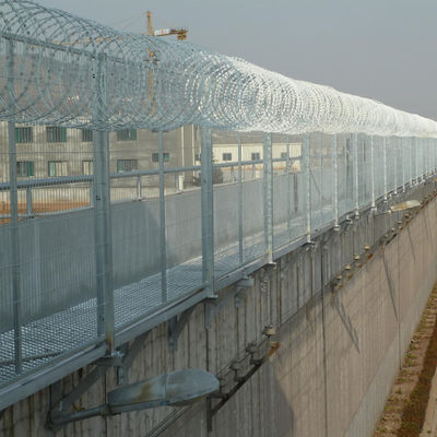 Cercas de alambre de púas de seguridad galvanizadas recubiertas en polvo para un rendimiento duradero