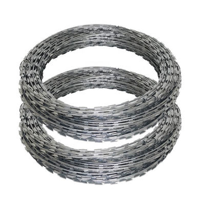 Vía de tráfico Barrera de acero Cerco de alambre de púas galvanizado con protección recubierta de polvo