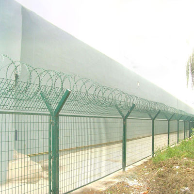 Vía de tráfico Barrera de acero Cerco de alambre de púas galvanizado con protección recubierta de polvo