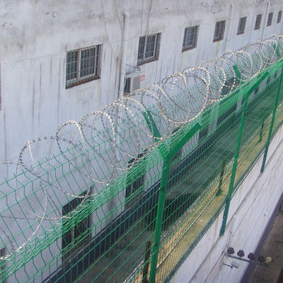 Cercas de alambre de púas de acero galvanizado ISO para seguridad exterior