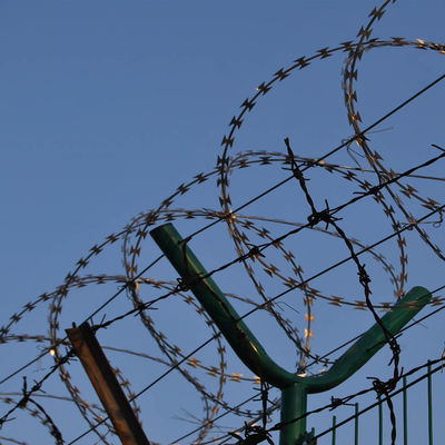 Cercas de alambre de púas de acero galvanizado ISO para seguridad exterior