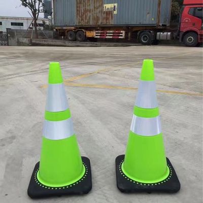 Cone de carretera de plástico PE para la seguridad del tráfico en la carretera en un naranja llamativo