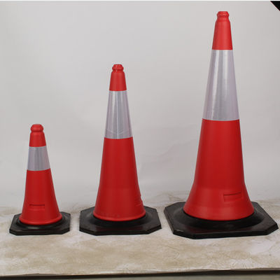 Cone de carretera de plástico PE para la seguridad del tráfico en la carretera en un naranja llamativo
