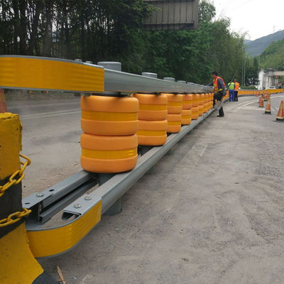 Seguridad del tráfico en carretera Barrera de rodillos de espuma de PU para proteger a conductores y peatones