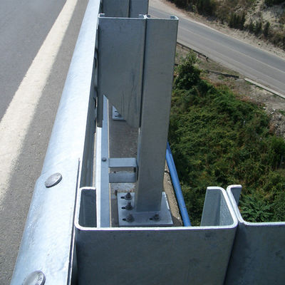 Q235 Q345 W Barrera de vigilancia de vigilancia galvanizada por inmersión en caliente para la seguridad vial