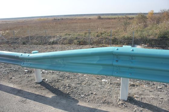 Barranco de protección de vigas flexibles de viga W personalizado para la seguridad vial Galvanizado y recubierto en polvo