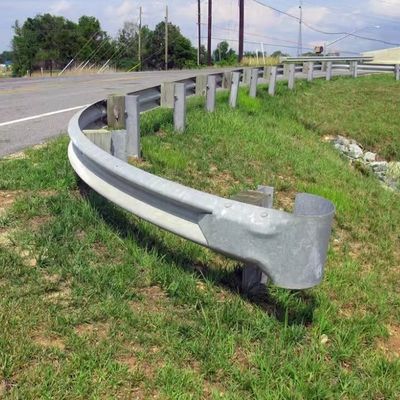 Seguridad del tráfico en la carretera personalizada W viga de acero baranda de protección galvanizado a fuego Q235 Q345
