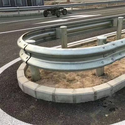 Seguridad del tráfico en la carretera personalizada W viga de acero baranda de protección galvanizado a fuego Q235 Q345