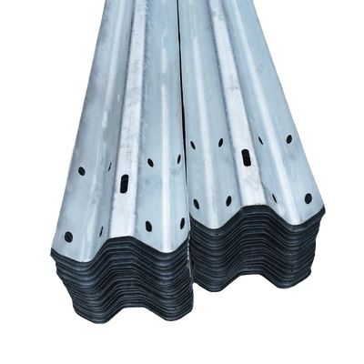 Barrera de tránsito de la barandilla de protección de la carretera con vigas W/Thrie vigas de acero galvanizado y sumergido en caliente