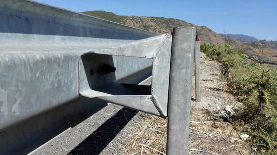 Bloqueador de cajas corrugadas galvanizadas en caliente y barrera de protección de carreteras de viga W