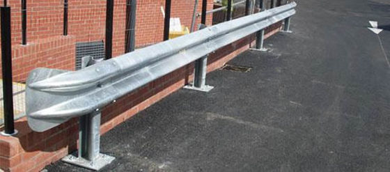 Anti-corrosión revestido con sumergimiento en caliente galvanizado con cola de pez corrugada para barandillas de carretera