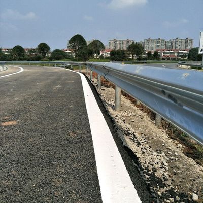 Barrera de tráfico en carretera Barrera de protección de vigas W hecha de material de acero galvanizado para la seguridad