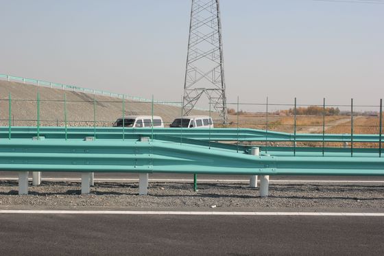 Certificado CE Cinturado con zinc Q235 Galvanizado en caliente Guardia de carreteras Barrera de tráfico de acero