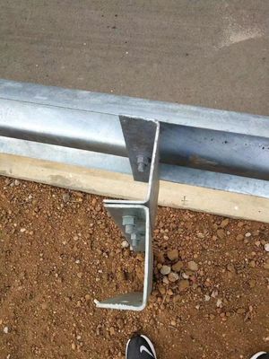 Protector de carreteras galvanizado por inmersión en caliente U Post y U Spacer para la seguridad vial galvanizado por inmersión en caliente