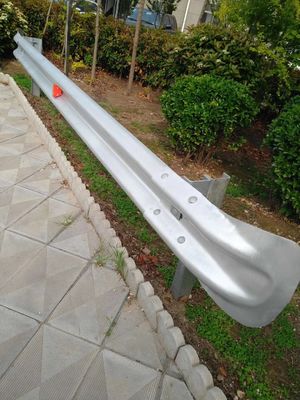 Tamaño personalizado extremo terminal de cola de pez de acero galvanizado para el rendimiento de seguridad vial