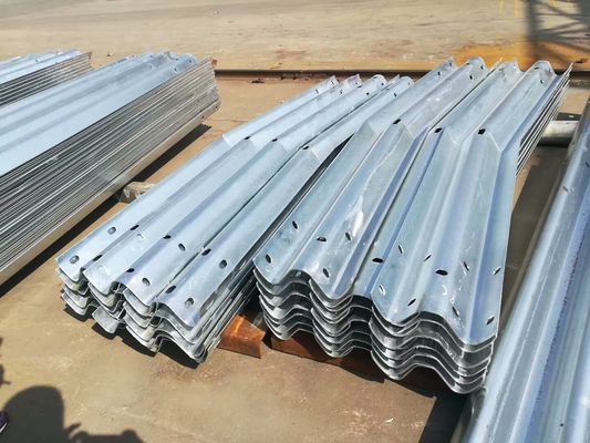 Barrera de protección de vigas de zinc personalizada para la barrera de seguridad vial en la autopista Q235 Q345