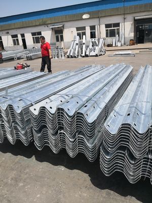 Seguridad vial baranda de protección galvanizada con material galvanizado en caliente y laminado en frío Q235 Q345