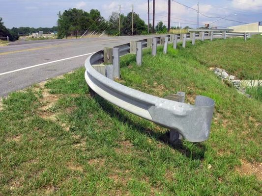 Seguridad vial baranda de protección galvanizada con material galvanizado en caliente y laminado en frío Q235 Q345