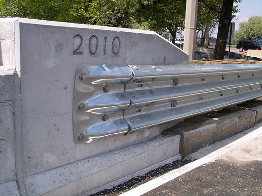 Estándar de seguridad vial Tamaño W Barrera de protección con tecnología de laminado en frío galvanizado en caliente