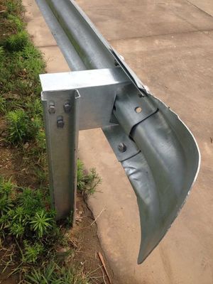 Polvo galvanizado revestido de barandillas de protección de carreteras alas finales para la construcción tamaño personalizado