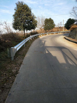 Baranda de protección de carreteras de acero galvanizado a medida para la seguridad vial en venta