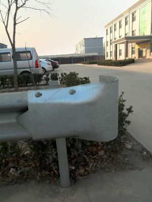 Baranda de protección de carreteras de acero galvanizado a medida para la seguridad vial en venta