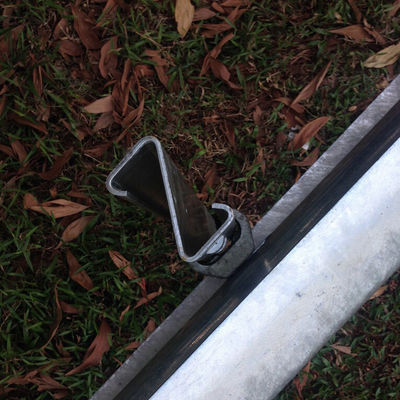 Seguridad al aire libre en caliente empapado galvanizado con viga corrugada de acero Autopista barandilla de protección Z Post
