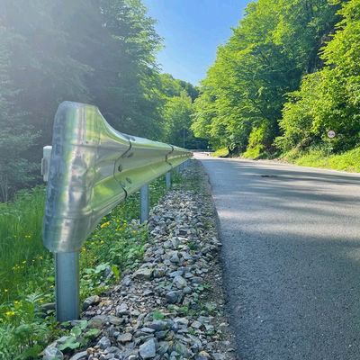 Barrera de carreteras de acero inoxidable W Beam Guardrail para el estándar AASHTO M-180 a un precio competitivo