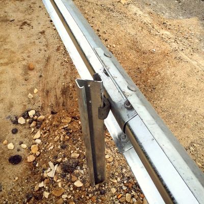 Alta Durabilidad Z Forma de la autopista barandillas de protección con acabado revestido con polvo galvanizado