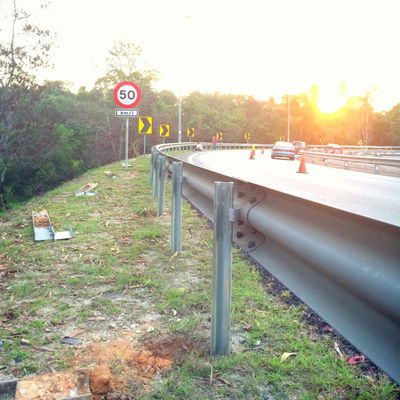 Alta Durabilidad Z Forma de la autopista barandillas de protección con acabado revestido con polvo galvanizado
