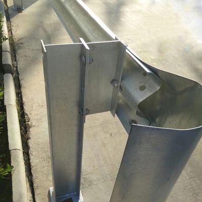 Seguridad vial Valla de acero de viga W con barrera recta y acabado revestido con polvo galvanizado