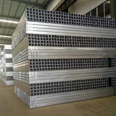 Puestos de cercas metálicas galvanizadas cuadradas de seguridad vial certificadas ISO para barandillas de carretera