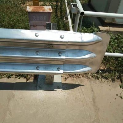 Encasillado galvanizado en caliente de la barandilla de protección de la carretera Terminal de cola de pez para la seguridad vial
