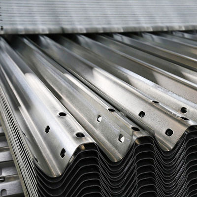 Barandillas de protección de carreteras galvanizadas onduladas de viga W para la protección del tráfico en carretera