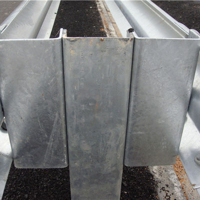 Seguridad del tráfico vial Barrera de acero galvanizado de metal y caucho caliente U Post para barandillas de carretera