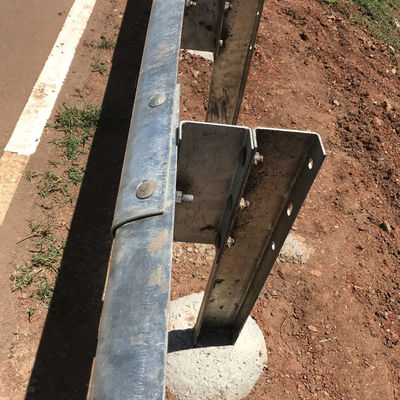 Seguridad del tráfico vial Barrera de acero galvanizado de metal y caucho caliente U Post para barandillas de carretera