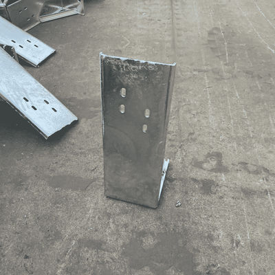 Post de brida de metal galvanizado anticorrosión para la seguridad y la fiabilidad de la carretera