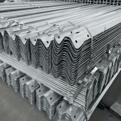 Seguridad vial Revestimiento de zinc Q345B Guardia de carreteras Barrera de tráfico de barreras exportadas a África