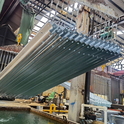 Barrera de protección de carretera de acero Q235 Q345 de tres ondas utilizada para barreras de tráfico