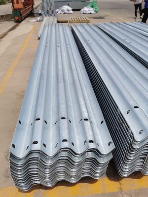 Exportado en caliente sumergido galvanizado Thrie Beam Guardrail AASHTO M180 aprobado para la seguridad