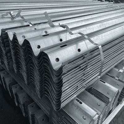 Acero galvanizado corrugado W Beam Highway Guardrail Barrera de choque para la seguridad al aire libre