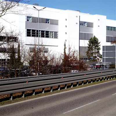 Seguridad vial Barras corrugadas de acero baranda de protección de carreteras con poste Z para el mercado africano