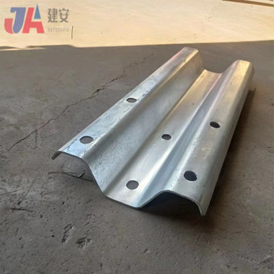 Costes por pie de acero de vigilancia de carreteras de vigas W hechas de acero de banda Q345 para protección de carreteras