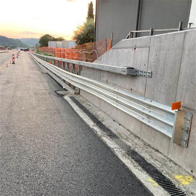 Recubrimiento de zinc personalizado Trie Beam Highway Guardrail con y características de seguridad mejoradas