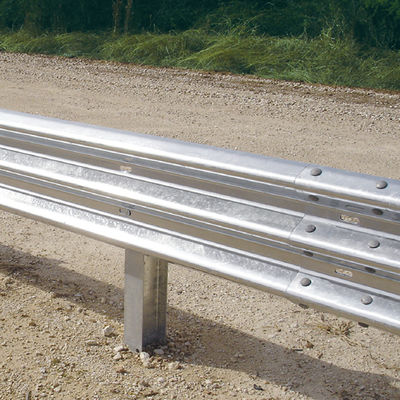 Recubrimiento de zinc personalizado Trie Beam Highway Guardrail con y características de seguridad mejoradas