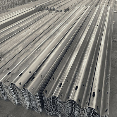 Seguridad vial Acero Thrie Beam Highway Guardrail Q345 SJ345R para la seguridad vial