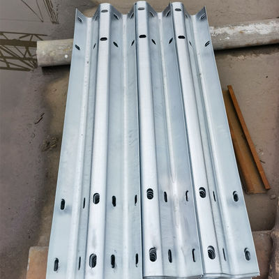 Seguridad vial Acero Thrie Beam Highway Guardrail Q345 SJ345R para la seguridad vial
