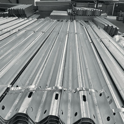Seguridad vial Acero Thrie Beam Highway Guardrail Q345 SJ345R para la seguridad vial